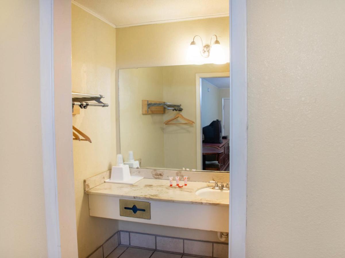 Rest Inn - Extended Stay, I-40 Airport, Wedding & Event Center Амарило Екстериор снимка